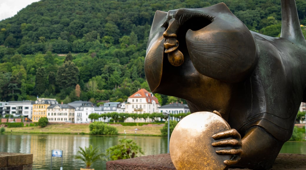 Brass Monkey showing outdoor art