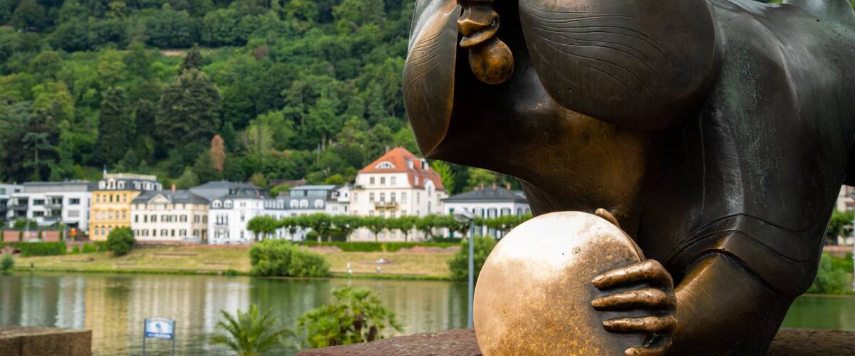 Brass Monkey showing outdoor art