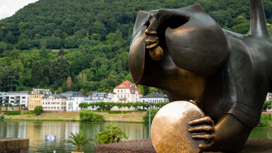 Brass Monkey showing outdoor art