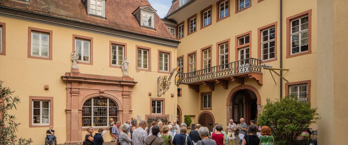 Kurpfälzisches Museum as well as a small group of people