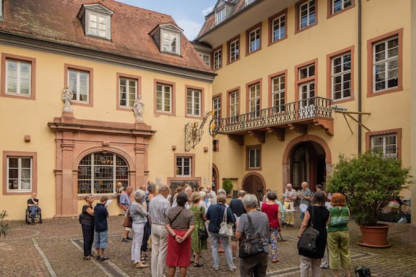 KurpfÀlzisches Museum as well as a small group of people
