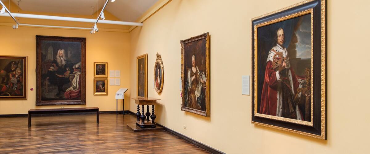 Kurpfälzisches Museum showing art and interior views