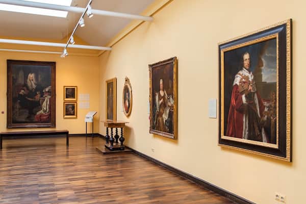 KurpfÀlzisches Museum showing art and interior views