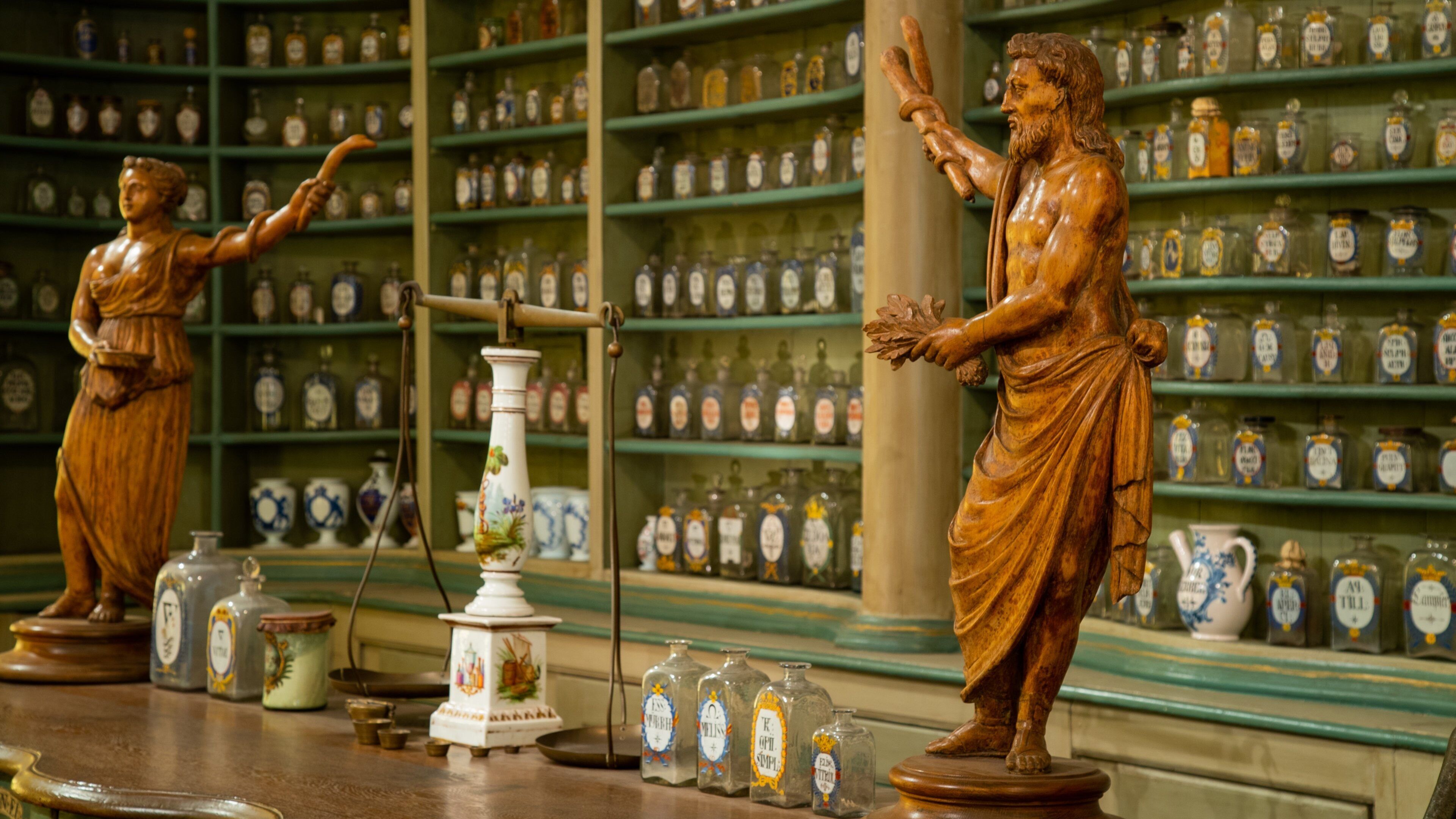Deutsches Apotheken-Museum featuring interior views