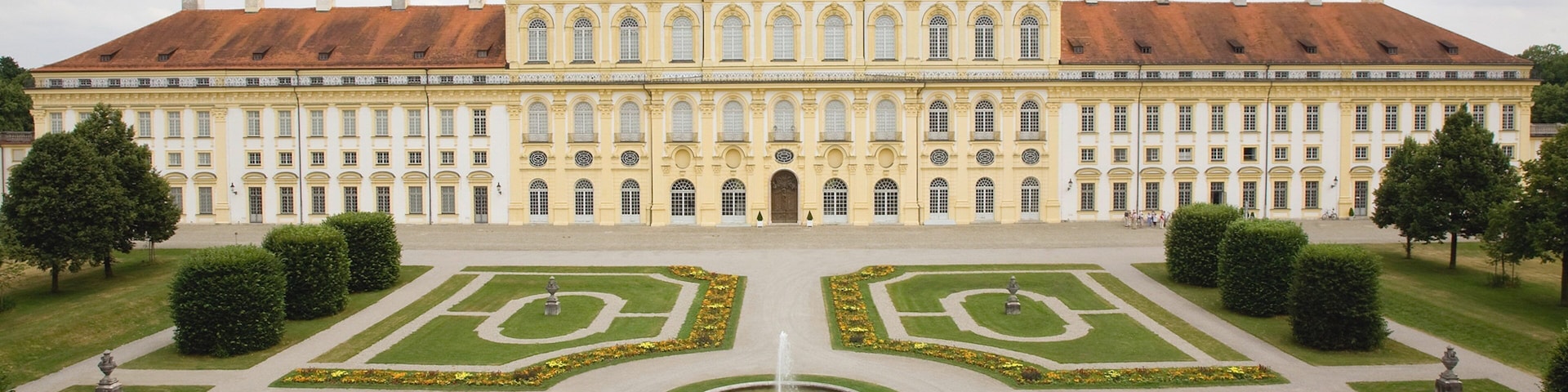 New Palace Schleissheim which includes a park, a castle and heritage architecture