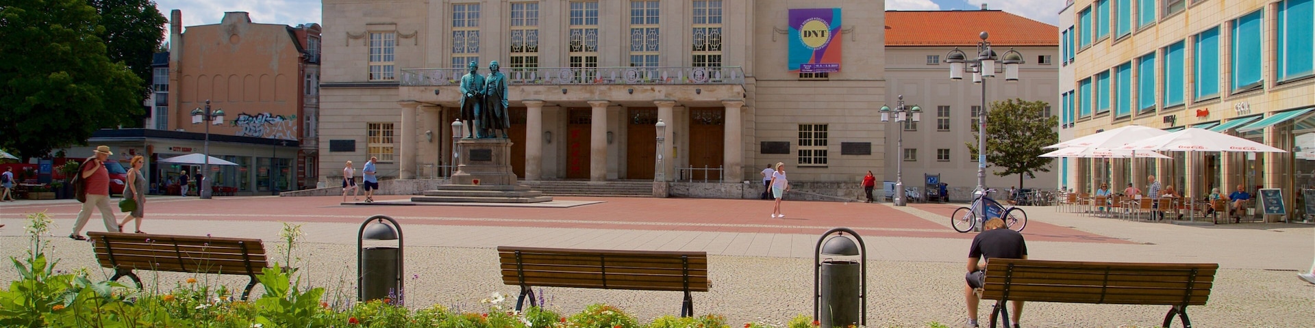 Monumento Goethe-Schiller caracterizando arquitetura de patrimônio, uma praça ou plaza e flores silvestres