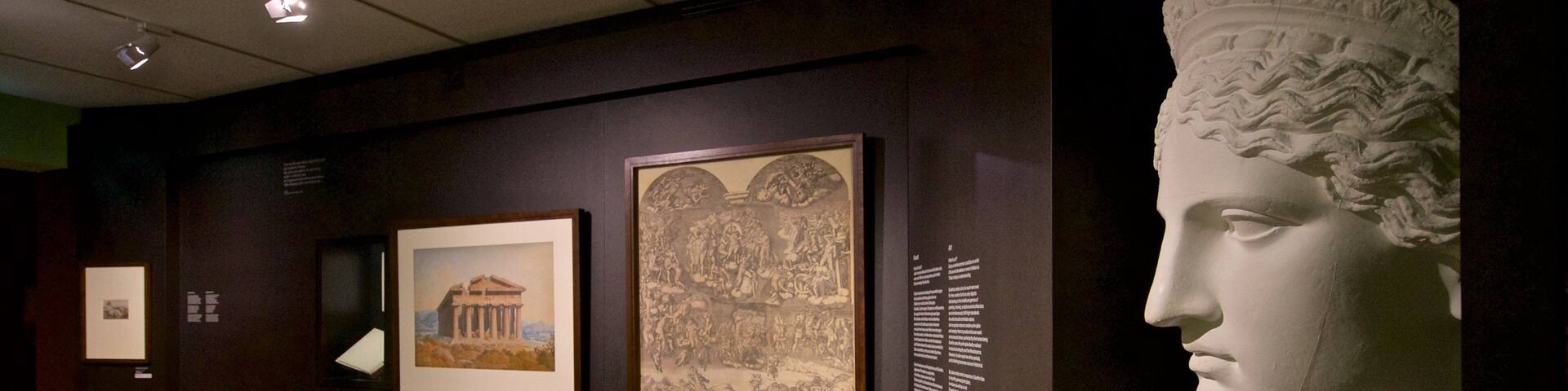 L’intérieur d’un musée présentant des œuvres d’art et des sculptures classiques.