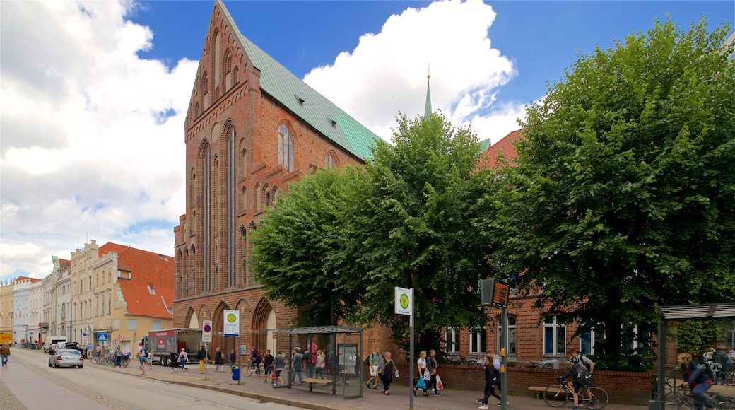 Iglesia de Santa Catarina ofreciendo arquitectura patrimonial, una iglesia o catedral y imágenes de calles