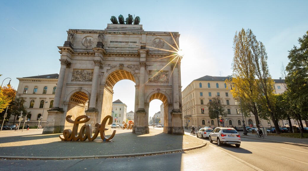 Siegestor which includes heritage architecture, outdoor art and a sunset