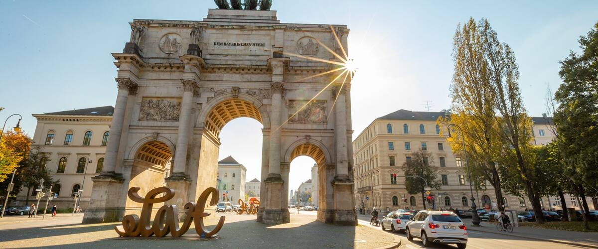 Siegestor which includes heritage architecture, outdoor art and a sunset