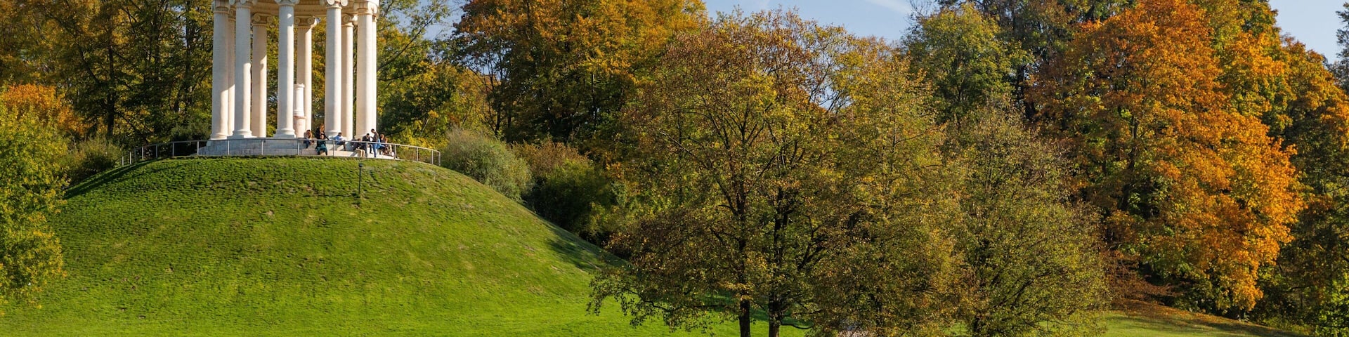 Siegestor showing a park as well as a couple