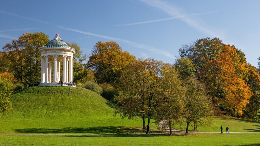 Siegestor showing a park as well as a couple
