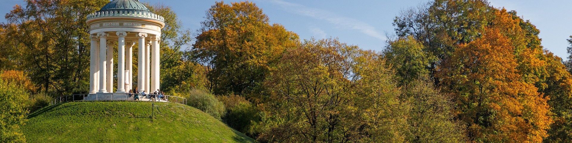 Siegestor showing a park as well as a couple
