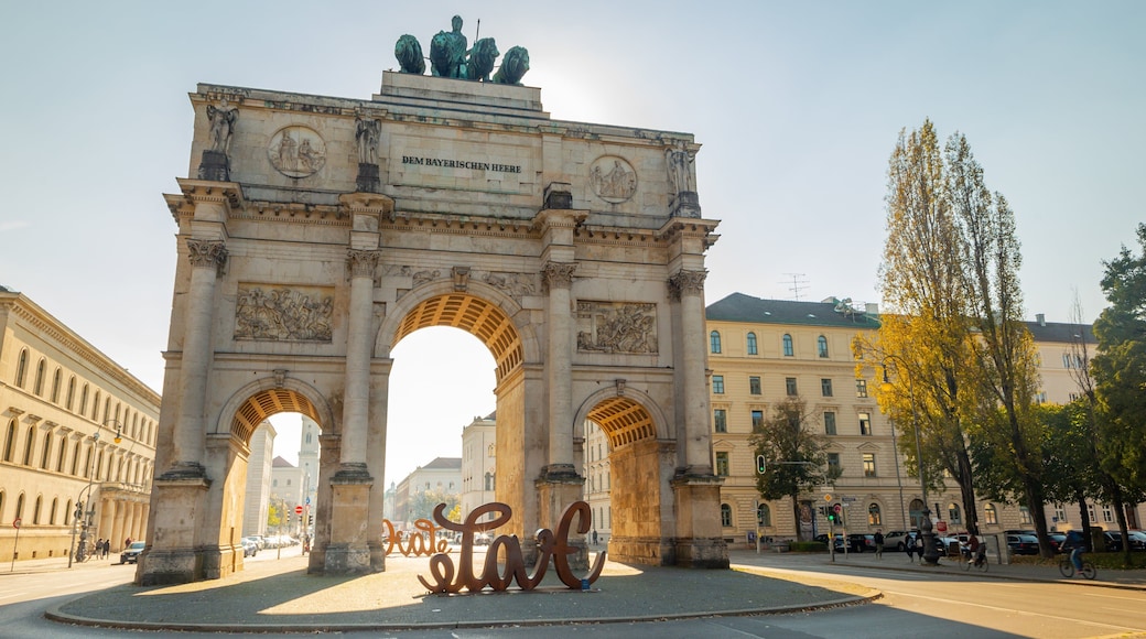 Siegestor which includes outdoor art, a city and heritage architecture