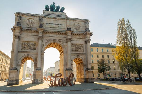 Siegestor which includes outdoor art, a city and heritage architecture