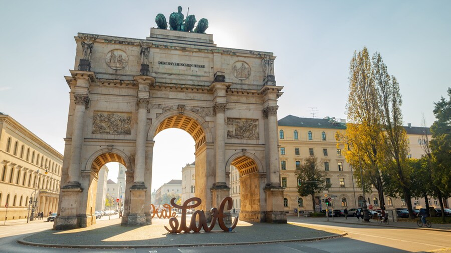 Siegestor which includes outdoor art, a city and heritage architecture