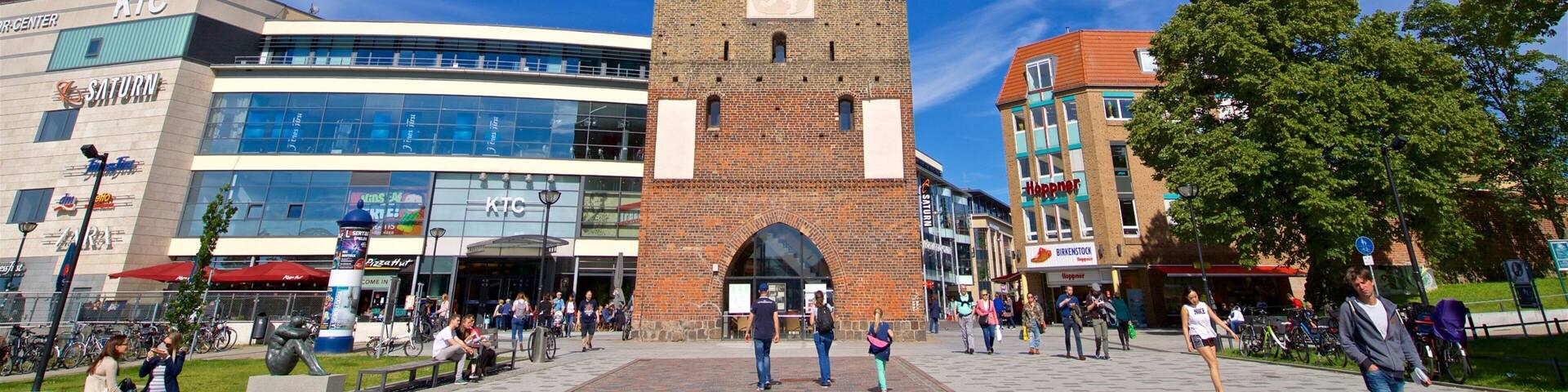 Kröpeliner Tor mit einem historische Architektur und Straßenszenen sowie kleine Menschengruppe
