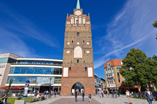 Kröpeliner Tor mit einem historische Architektur und Straßenszenen sowie kleine Menschengruppe