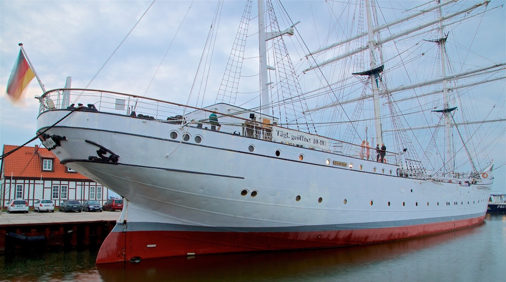 Gorch Fock 1 og byder på en bugt eller havn
