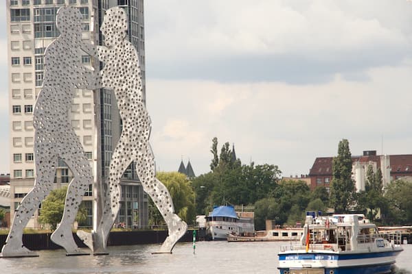 Molecule Man das einen Bootfahren, Stadt und Outdoor-Kunst