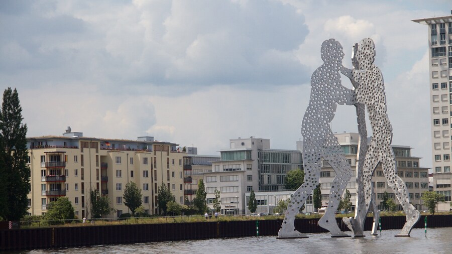 Molecule Man som inkluderar utomhuskonst och en stad