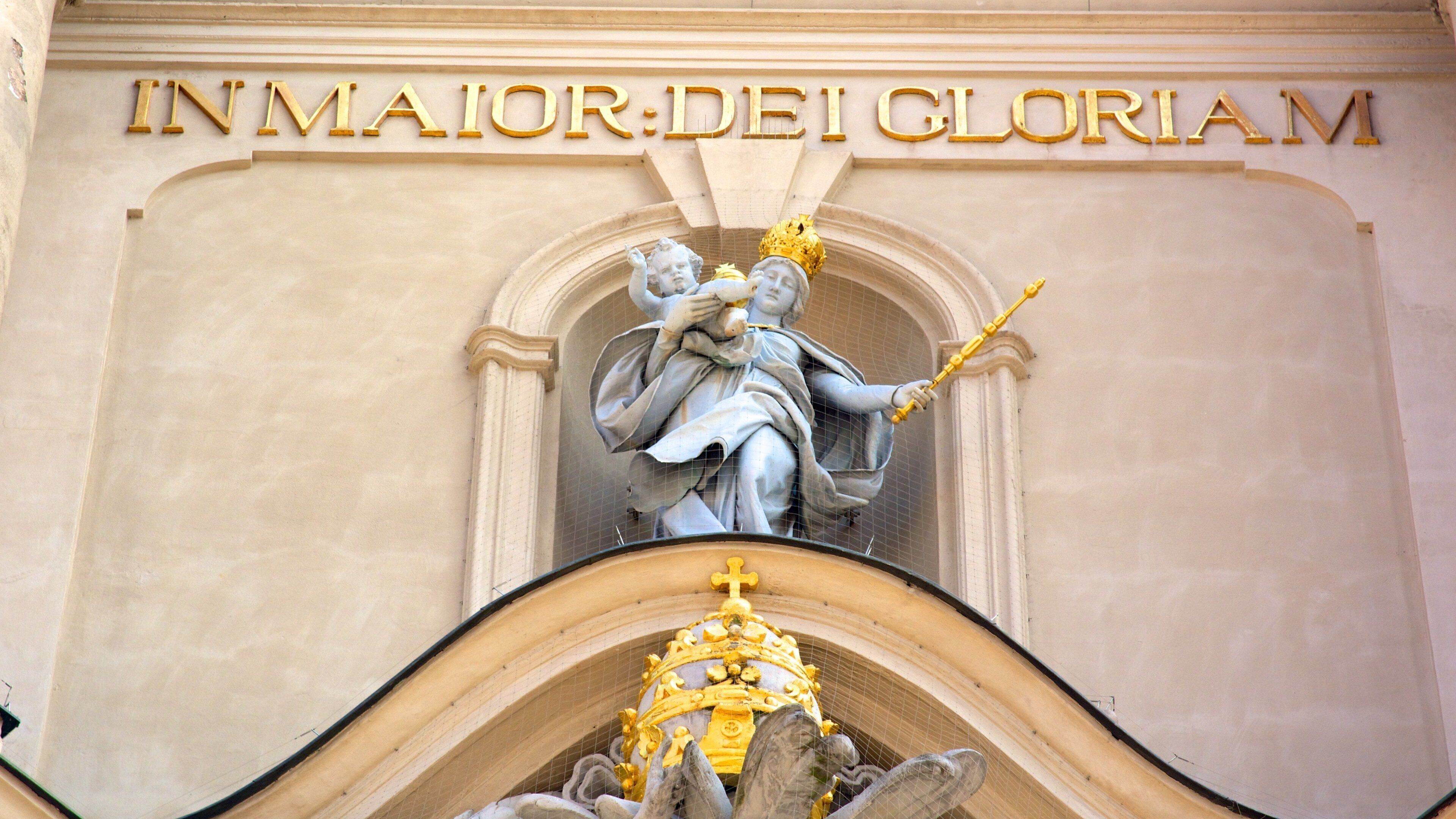 Munique mostrando aspectos religiosos, elementos de patrimônio e uma igreja ou catedral