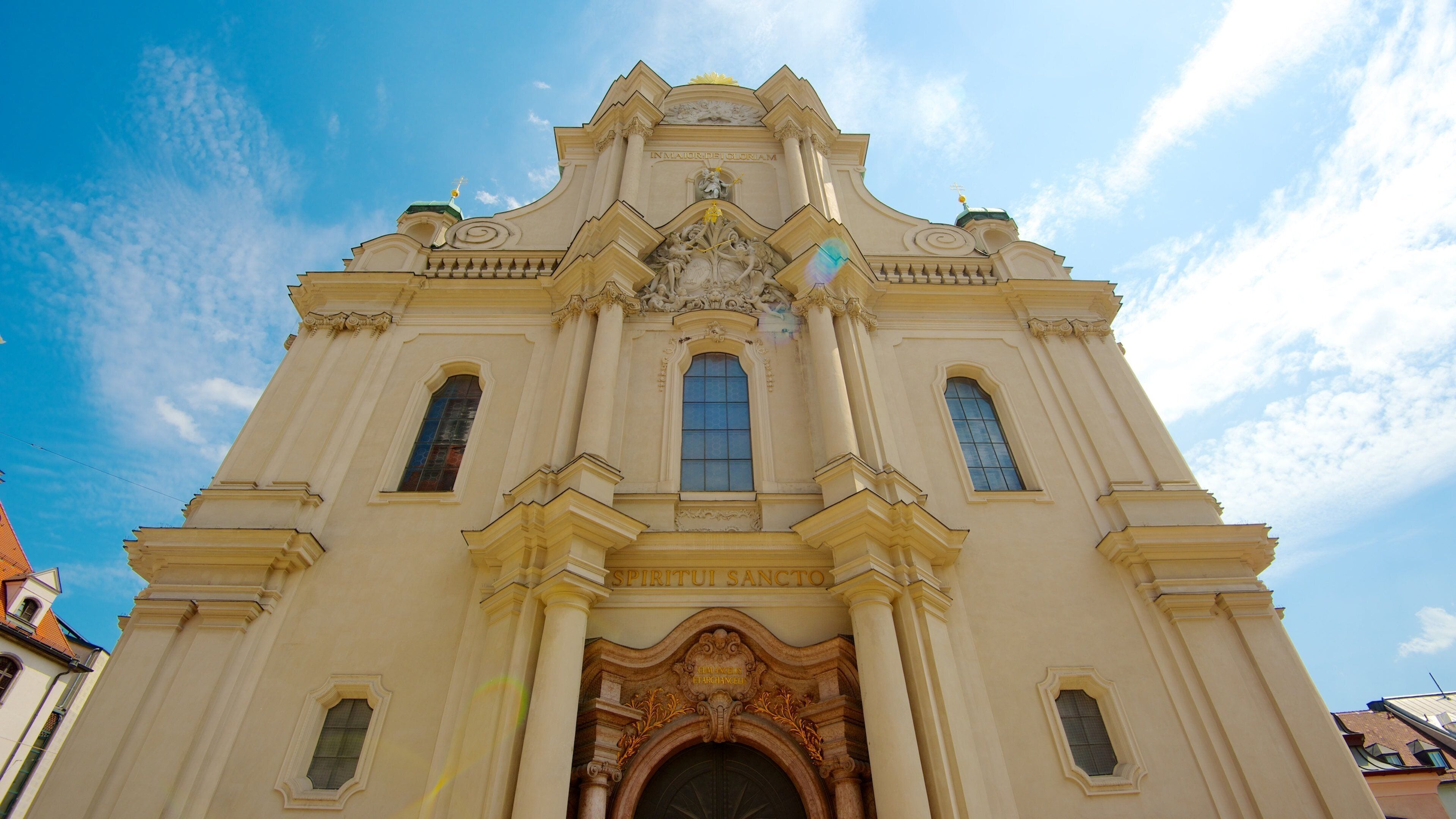Monaco di Baviera che include elementi religiosi, architettura d\'epoca e chiesa o cattedrale