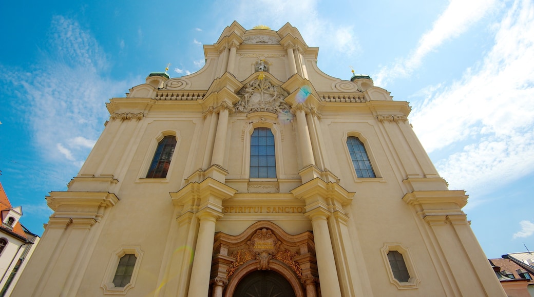 München som viser en kirke eller en katedral, historiske bygningsværker og religiøse elementer