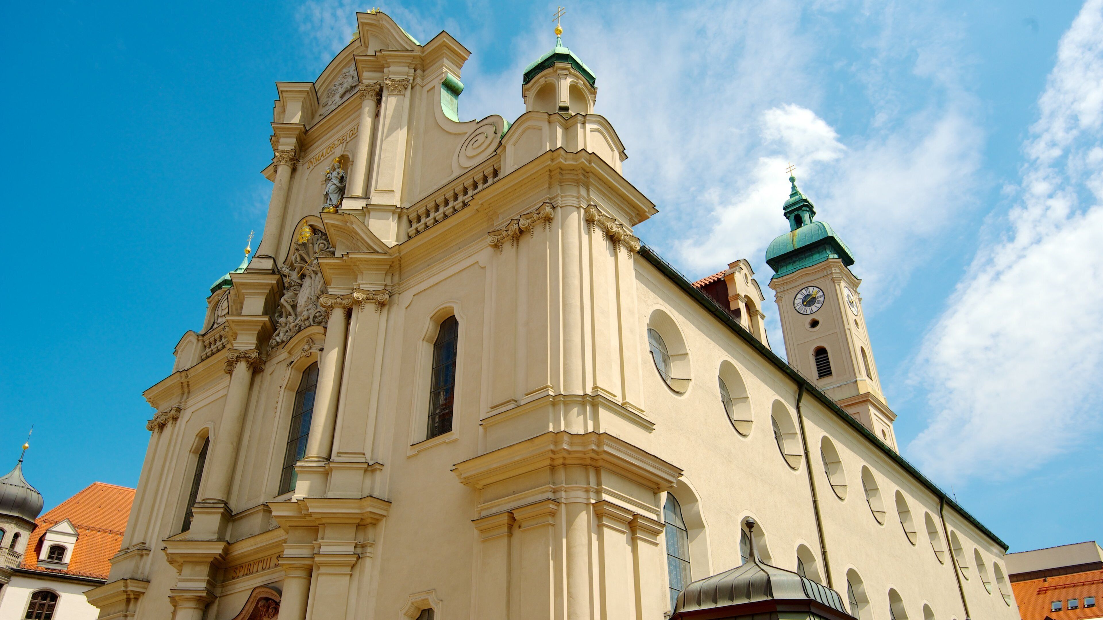 Munique que inclui arquitetura de patrimônio e uma igreja ou catedral