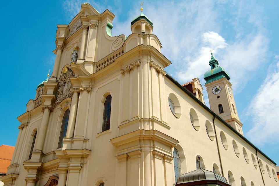 Una chiesa storica con architettura elaborata e una torre dell'orologio.