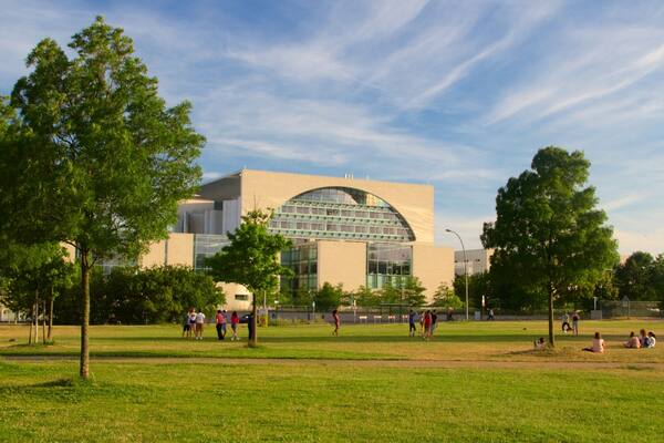 Berlin mettant en vedette jardin et architecture moderne