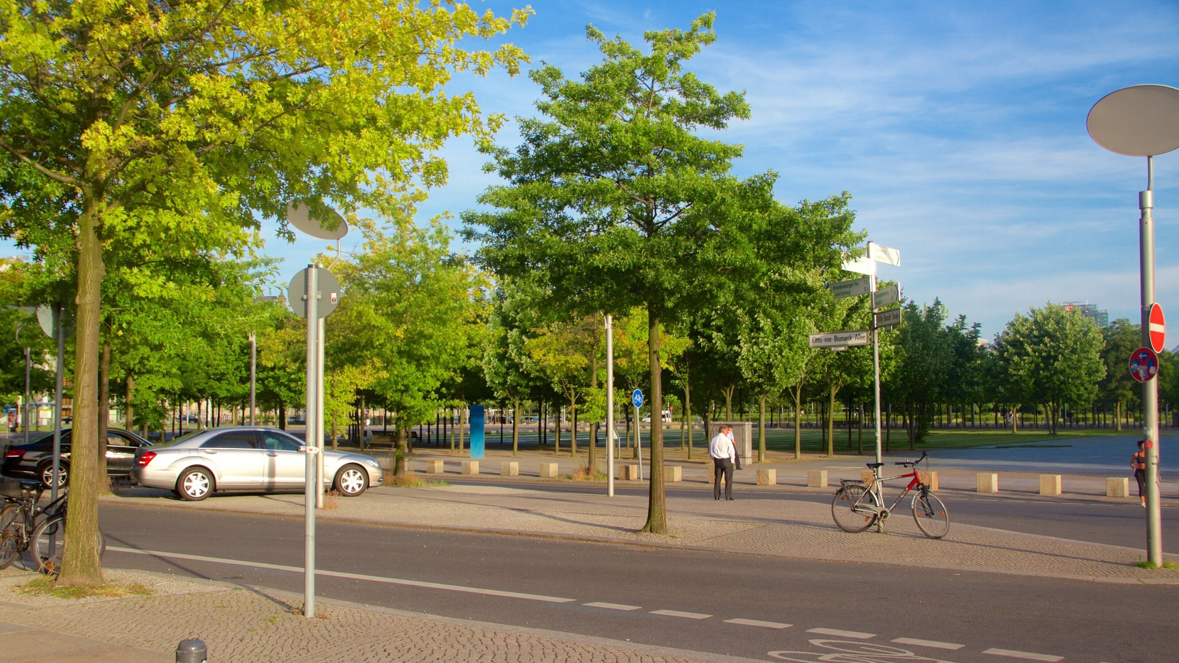 Spreebogenpark showing a park
