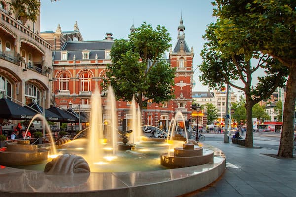 Amsterdam American Hotel showing a fountain
