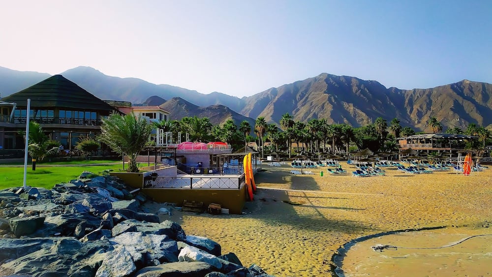 Sunkissed love 💙 at the beautiful Sandy Beach resort! The perfect getaway in the UAE