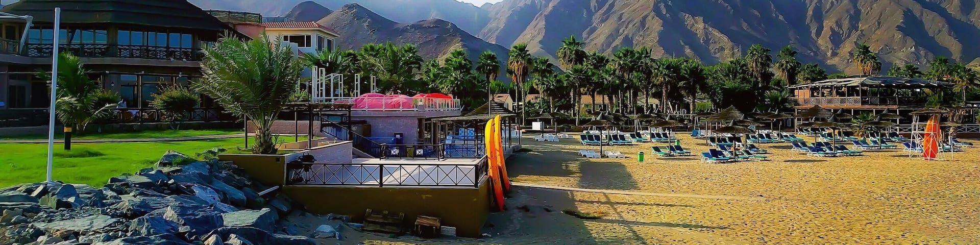 Sunkissed love 💙 at the beautiful Sandy Beach resort! The perfect getaway in the UAE