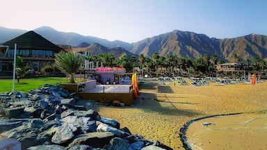 Sunkissed love 💙 at the beautiful Sandy Beach resort! The perfect getaway in the UAE