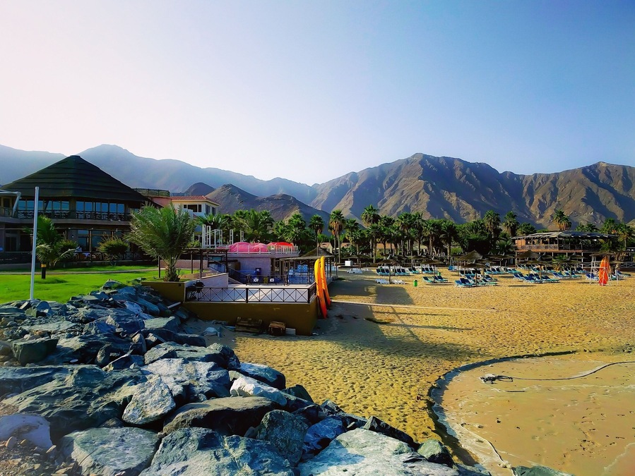 Sunkissed love 💙 at the beautiful Sandy Beach resort! The perfect getaway in the UAE