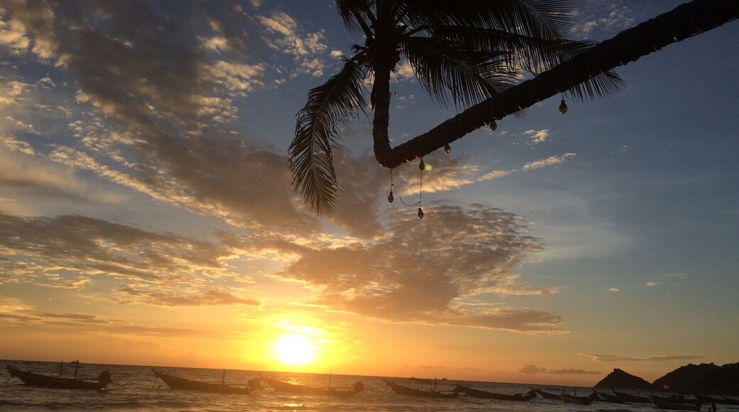 Perfect sunset for our last night on Koh Tao.
#island #sunset #goldenhour #kohtao #waterlust