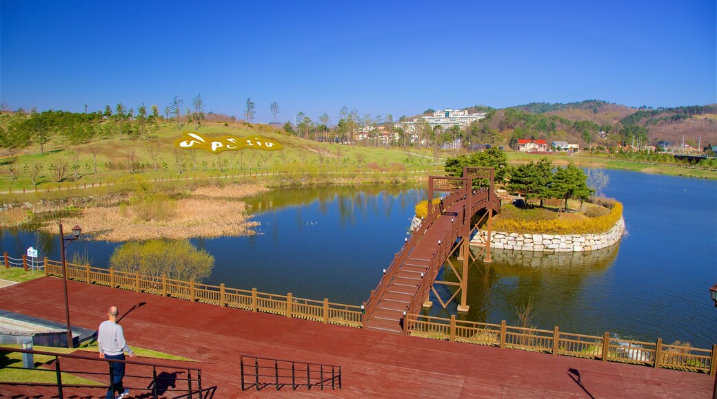 Estação de esqui Alpensia que inclui um lago ou charco, um parque e uma ponte