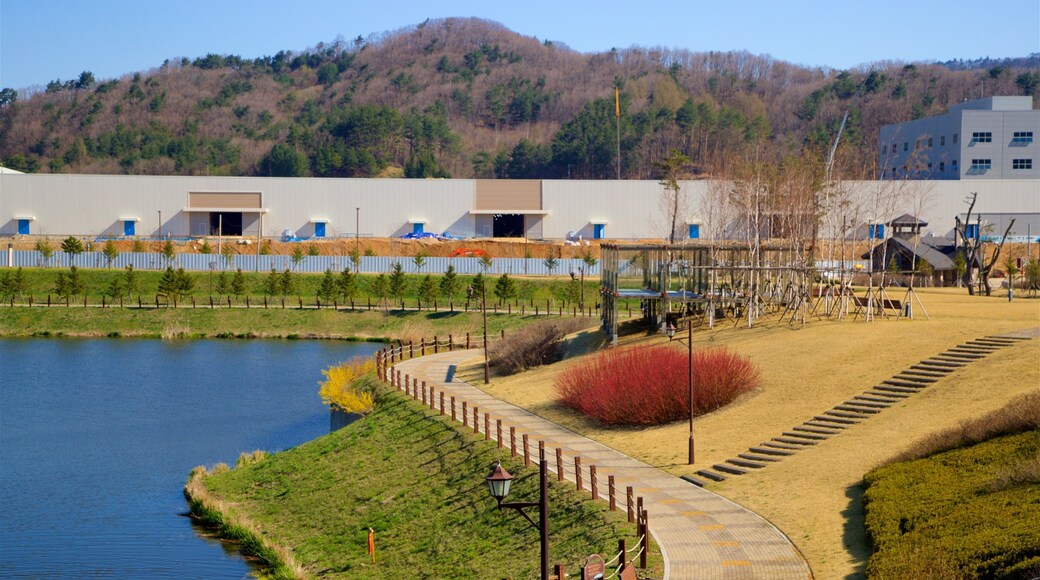 Estação de esqui Alpensia mostrando um lago ou charco e um jardim