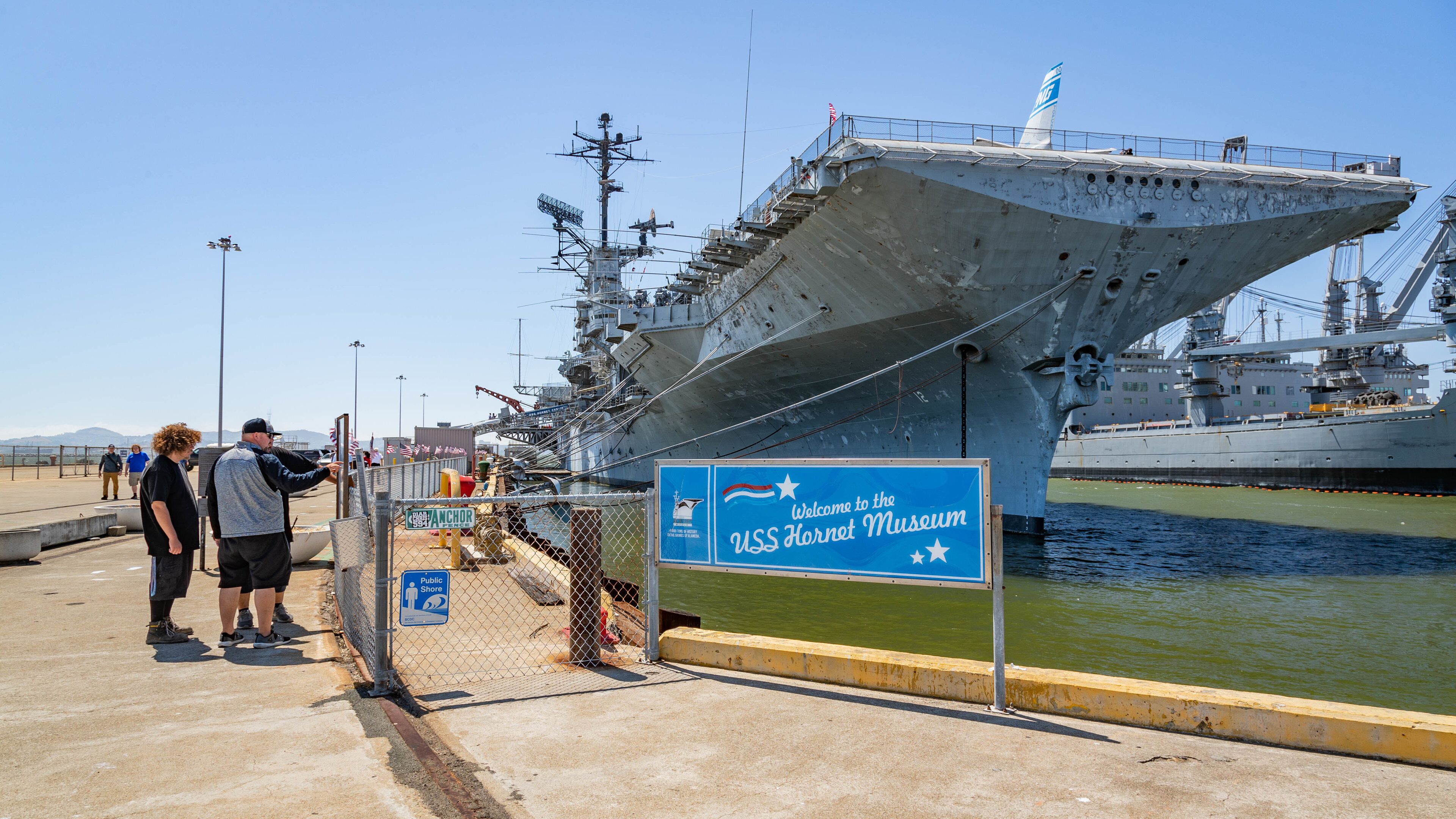 Suuri sota-alus ankkuroitui laituriin, ja laiturissa oli kyltti, jossa luki: «Tervetuloa USS Hornet -museoon».