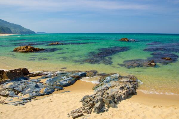 Strand von Jeongdongjin mit einem schroffe Küste, allgemeine Küstenansicht und Sandstrand