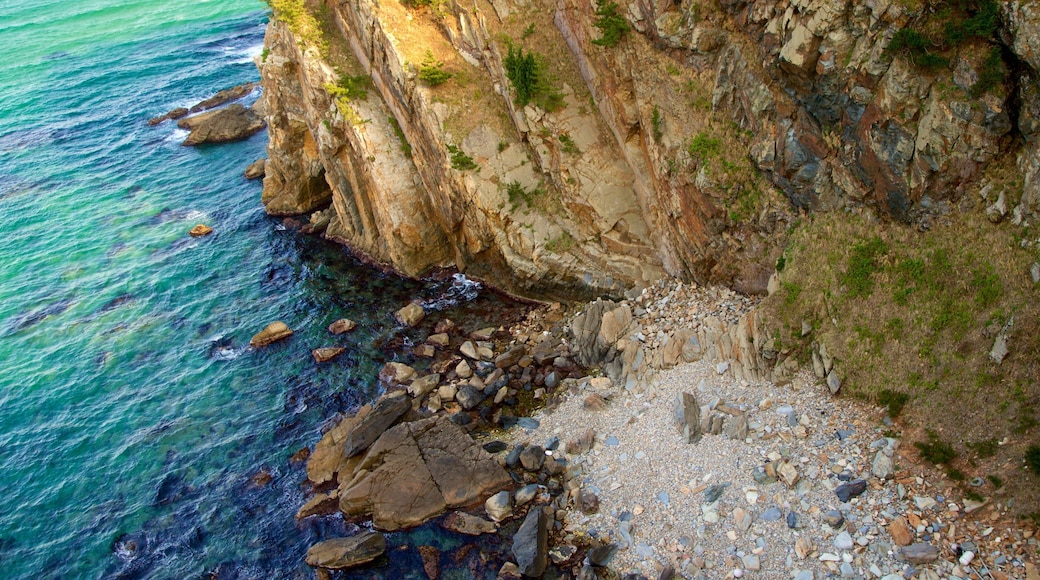 Gangneung trong đó bao gồm bờ biển khúc khuỷu và cảnh bờ biển