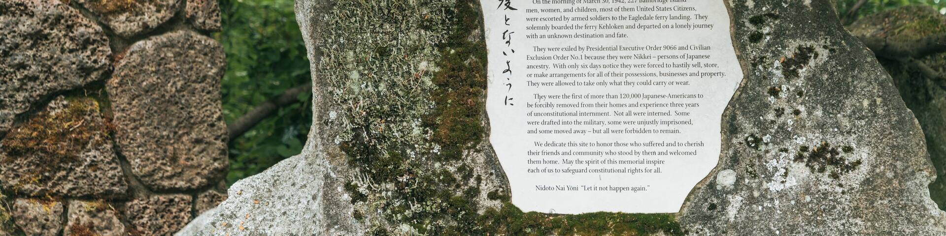 Un monumento de piedra con una placa que contiene una inscripción histórica.