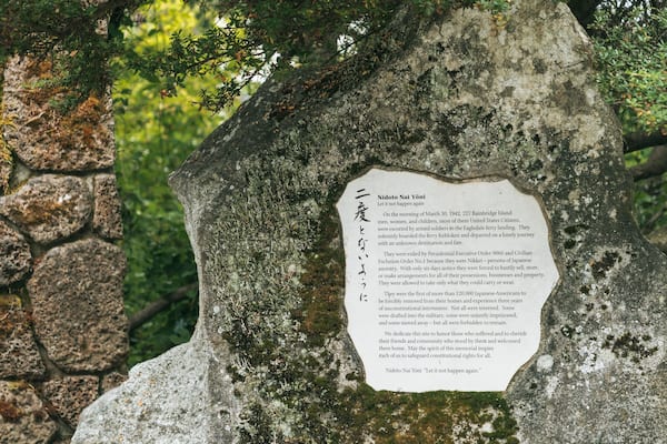 Un monument de pierre orné d’une plaque portant une inscription historique.