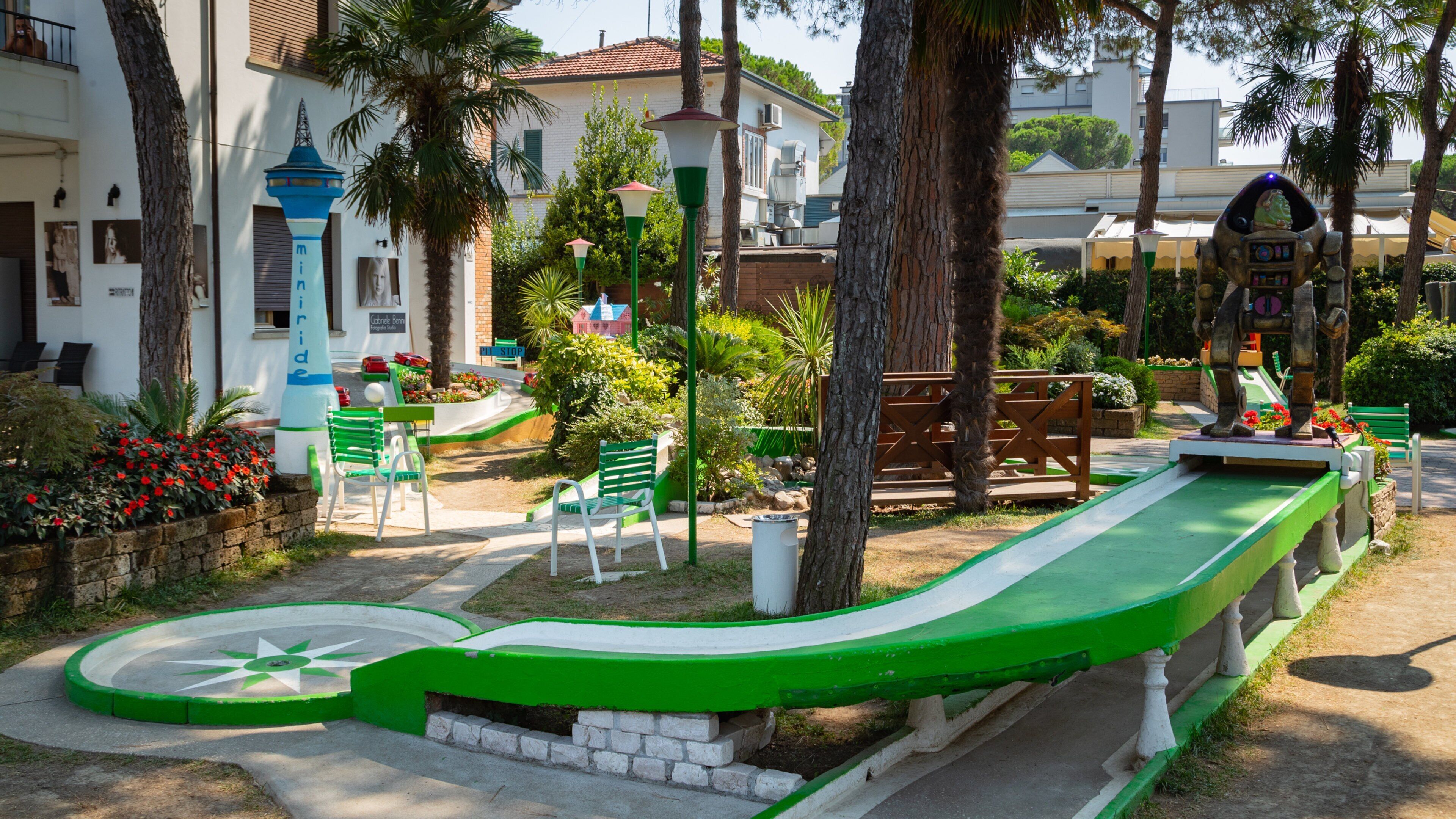 Minigolf Centrale featuring golf and a park