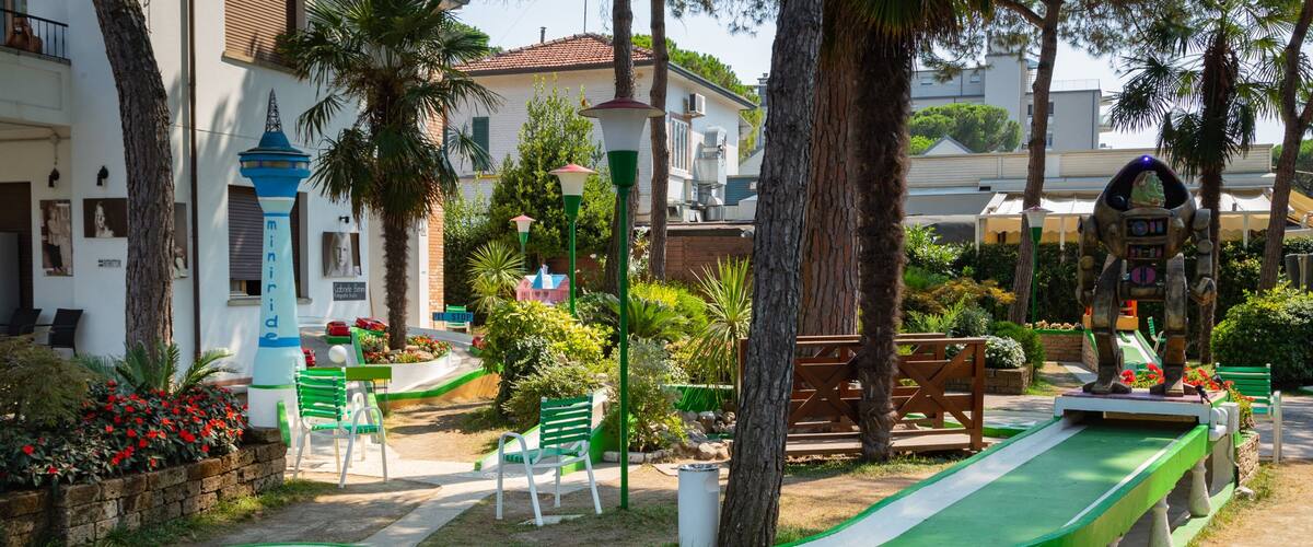 Minigolf Centrale featuring golf and a park