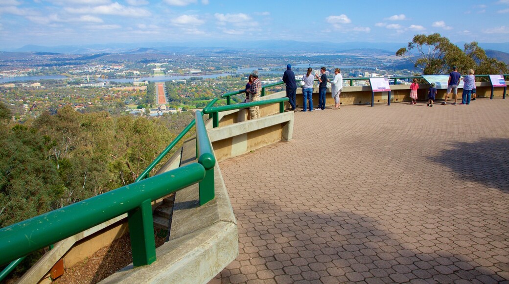 Canberra mostrando vista panorámica y vista y también un pequeño grupo de personas