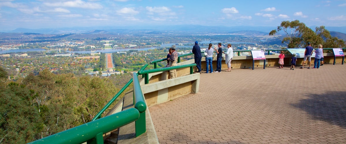 Canberra bevat landschappen en vergezichten en ook een klein groepje mensen
