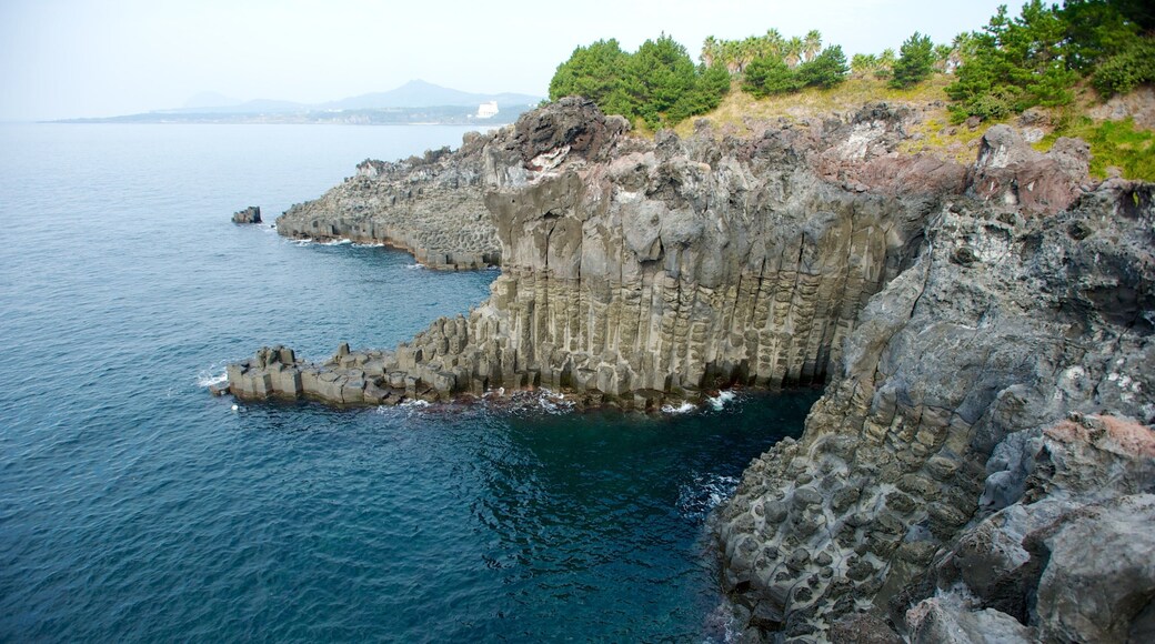 Cheju toont bergen, rotsachtige kustlijn en landschappen